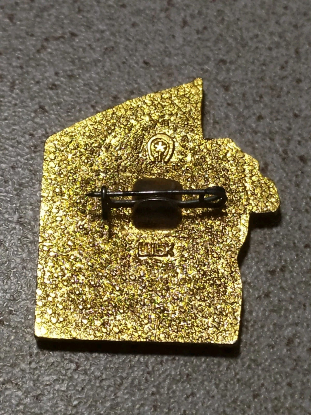Vintage USSR slogan badge dated 1917, front – detail 5