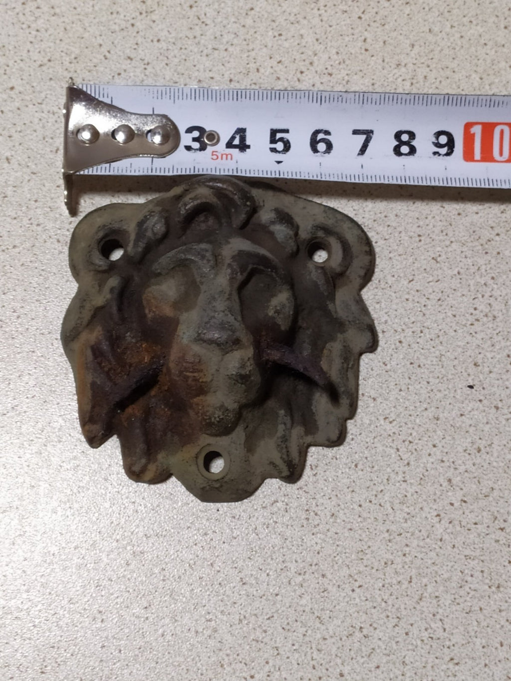 Metal detecting relic lion head door hardware, back side with rust – detail 12