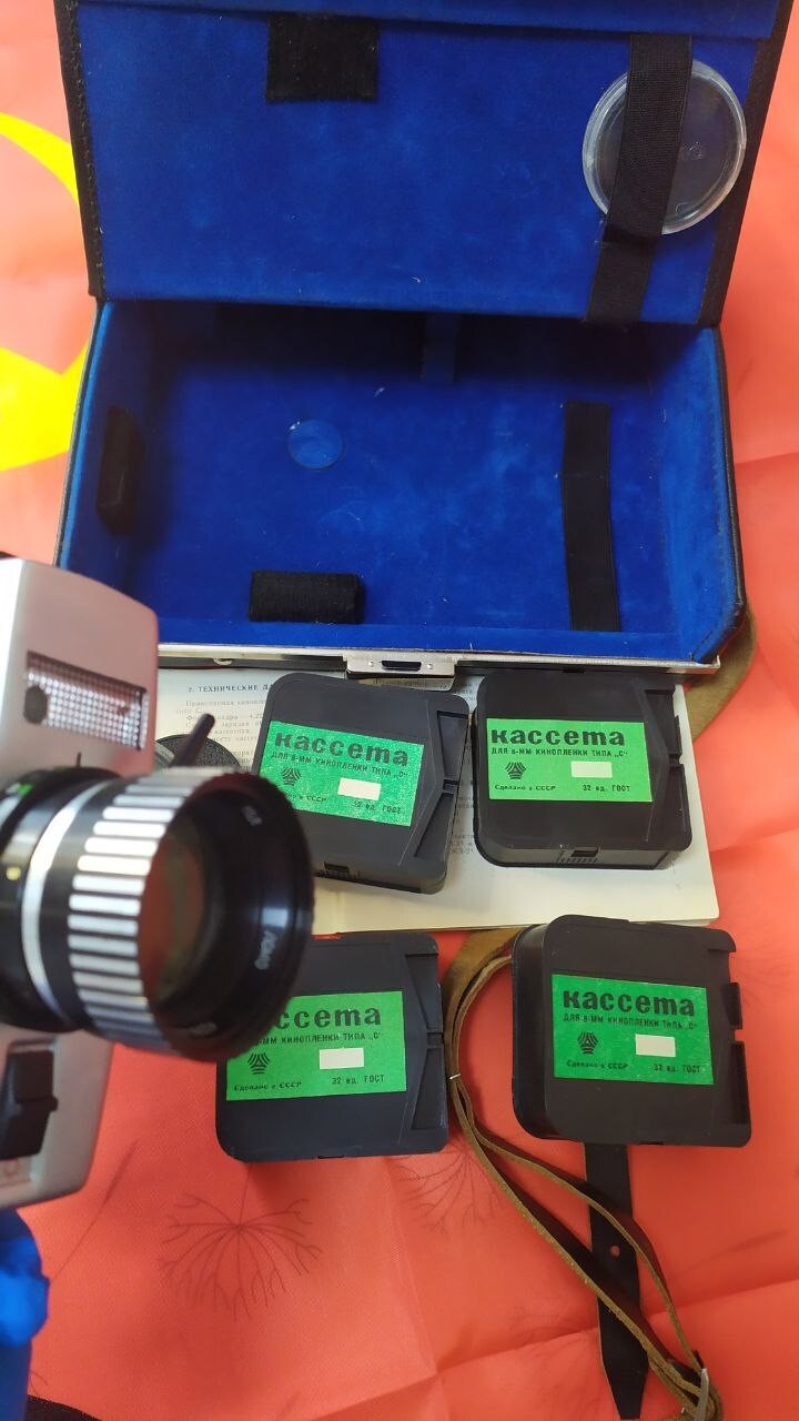 Avrora 215 vintage movie camera with four Super 8 film cassettes – detail 12