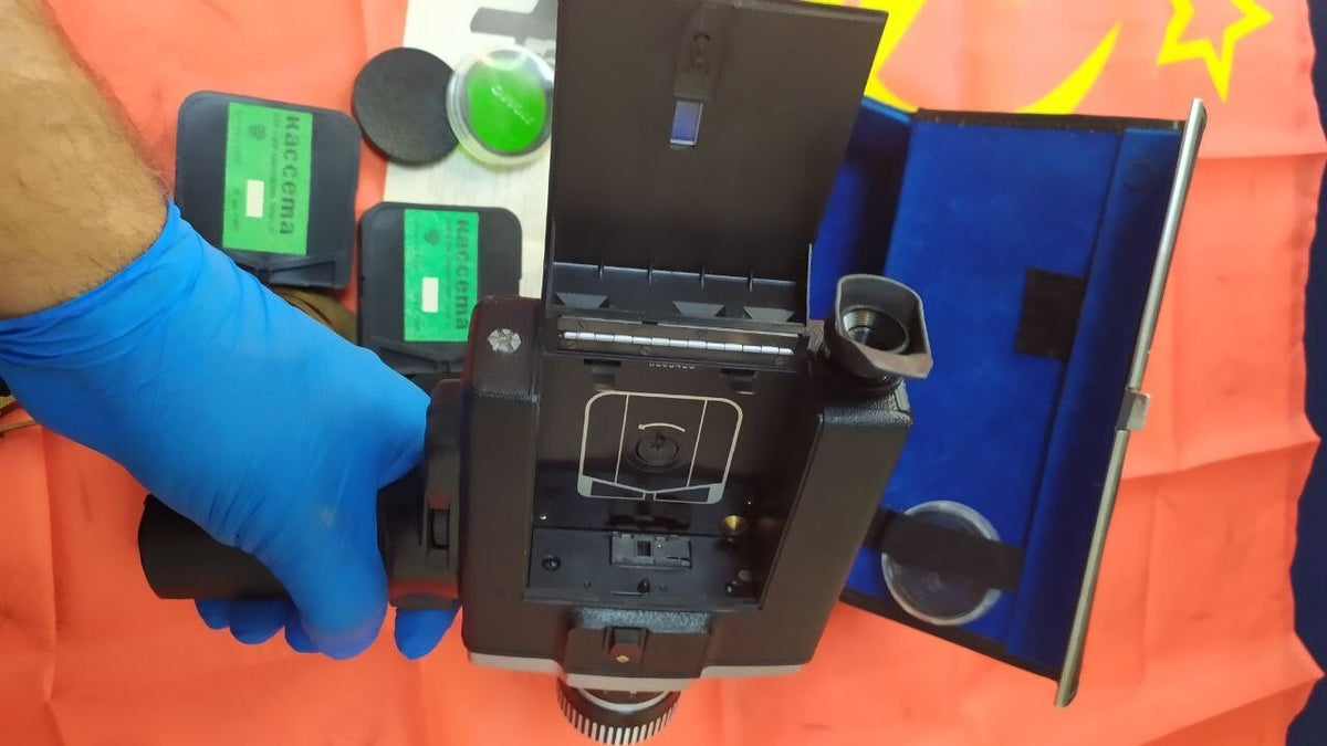 Avrora 215 vintage movie camera with four Super 8 film cassettes – detail 15
