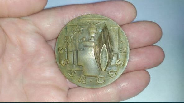 Soviet era table medal weighing 44.93 g on digital scales