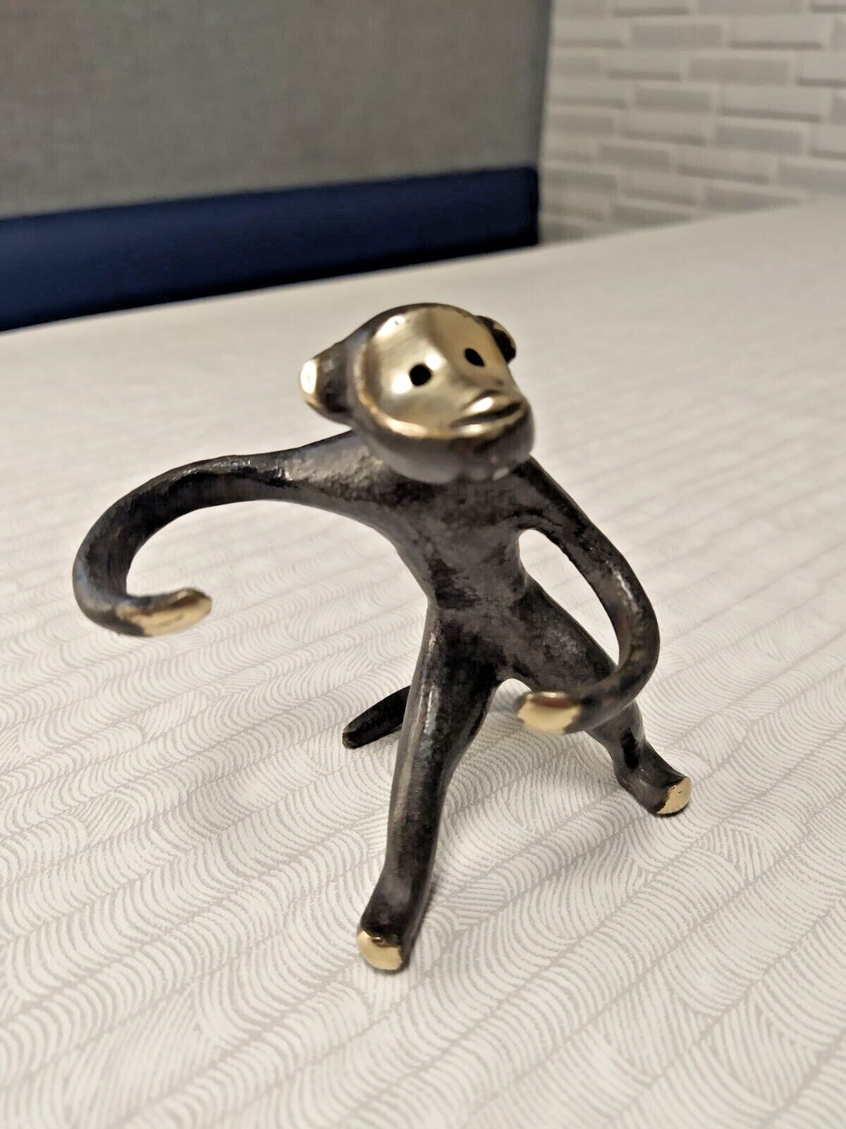 Mid-century monkey figurine caddy holding two small jars – detail 6
