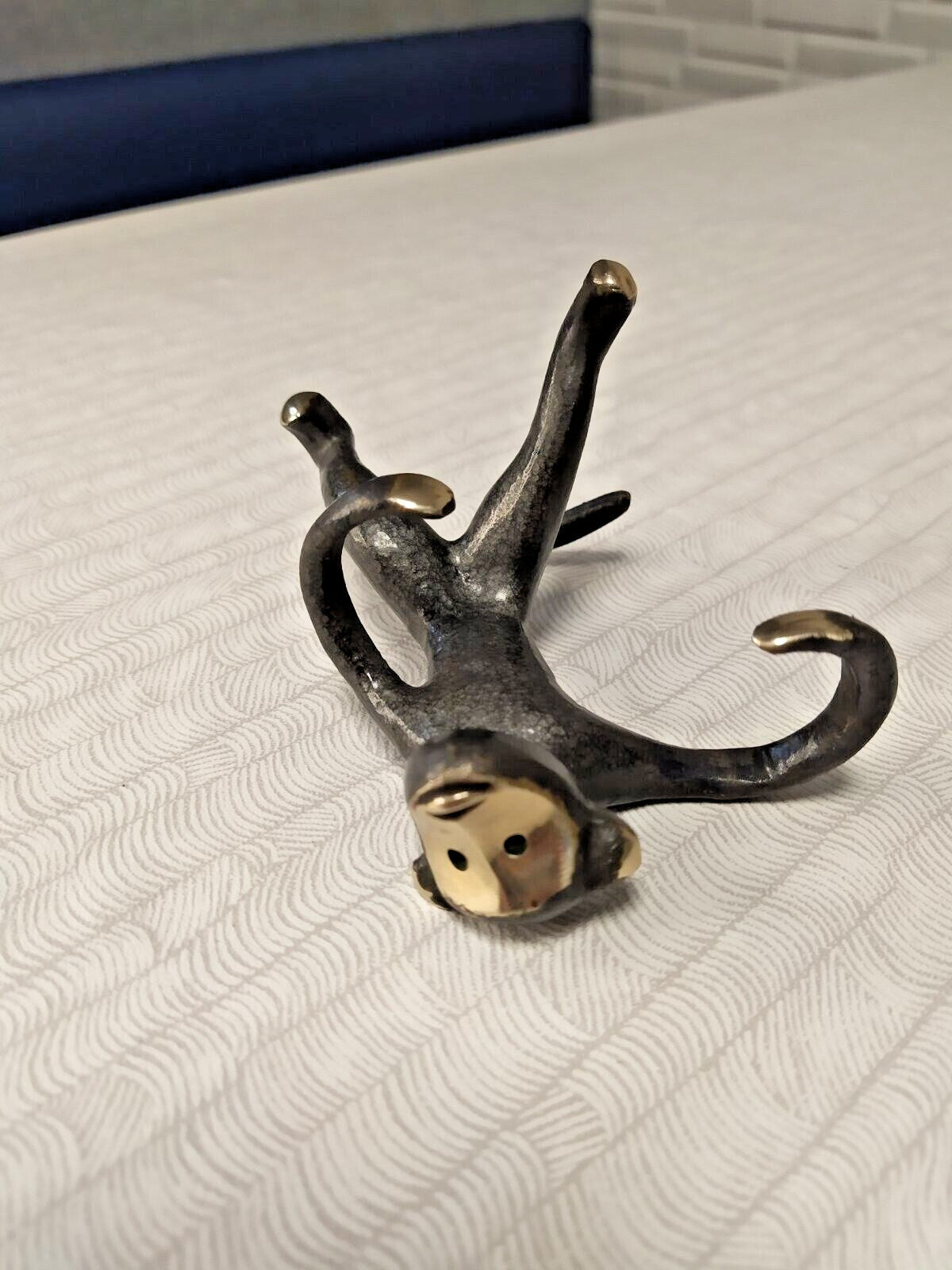 Bronze monkey salt and pepper caddy seen from the side – detail 7