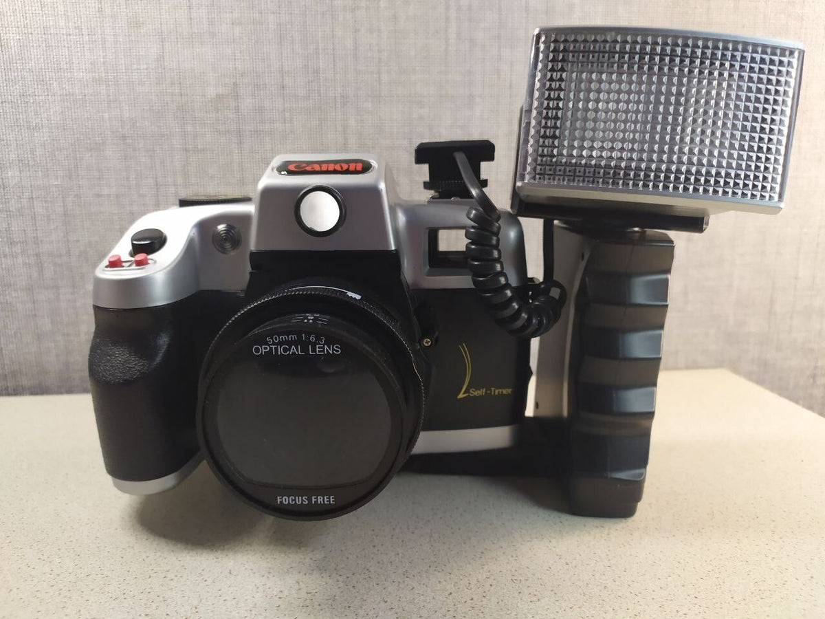 Lomography camera set with lens cap, strap and Italian instruction manual – detail 6