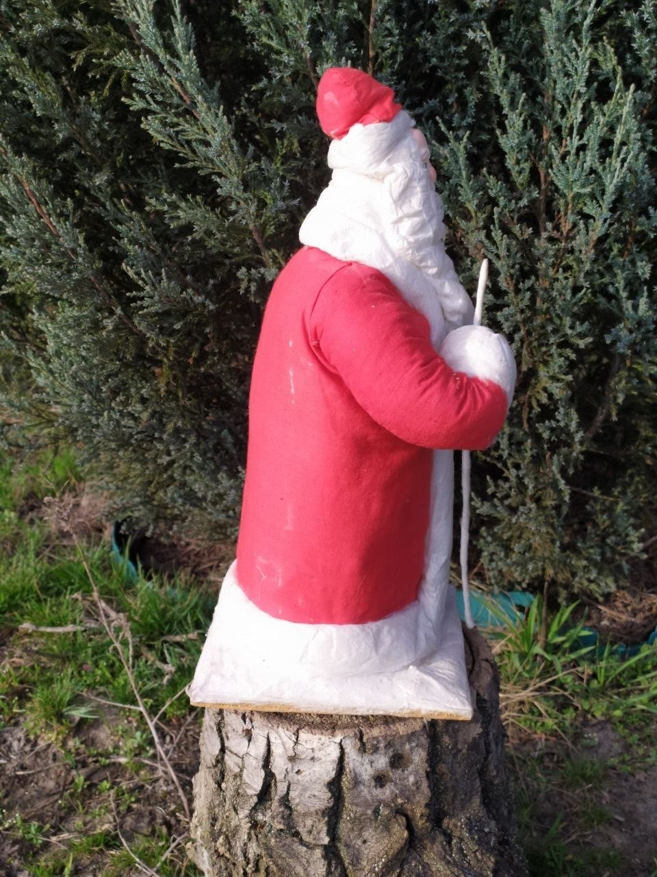 Vintage Soviet Father Frost figurine hand-painted face and pressed cotton beard – detail 5