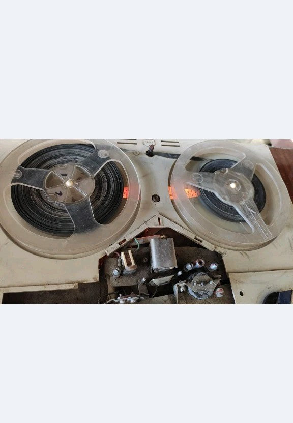 6E1P magic eye level indicator on the Soviet tube tape recorder