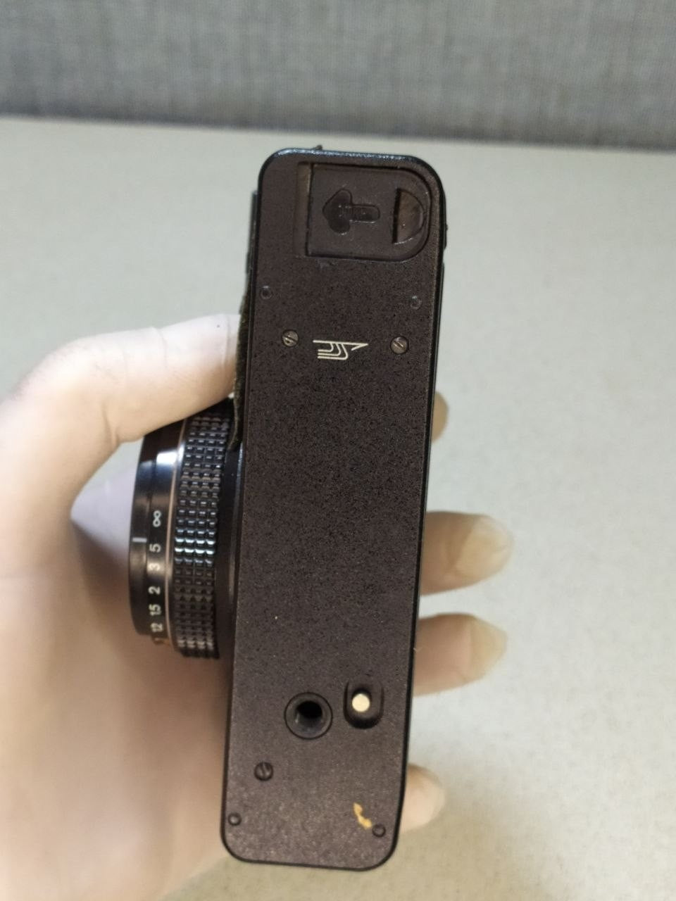 Vintage Soviet compact camera Elikon 35C with built-in pop-up flash – detail 14