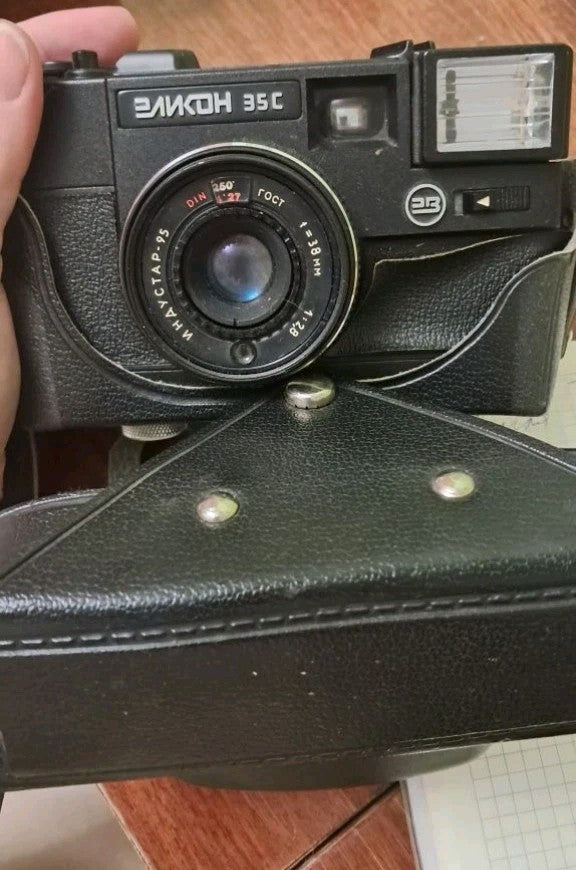 Elikon 35C film camera with original black hard case