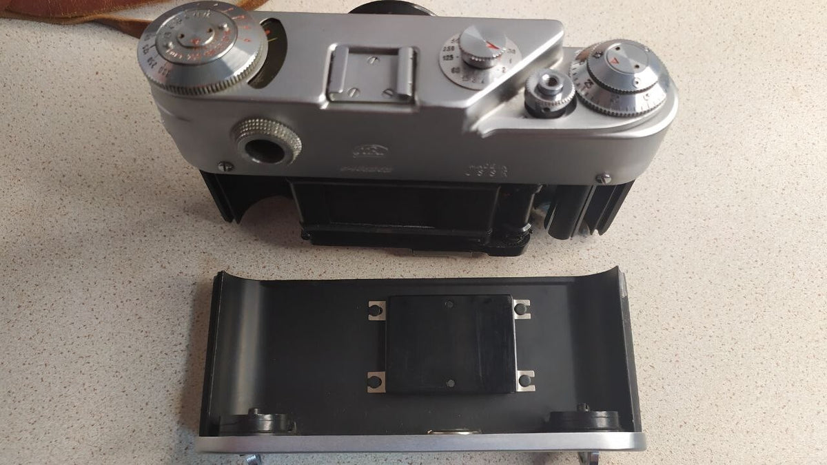 FED-4 rangefinder camera body with film advance lever – detail 11