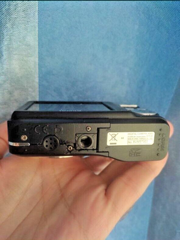 Vintage digital camera FinePix A850 rear LCD screen and controls – detail 5