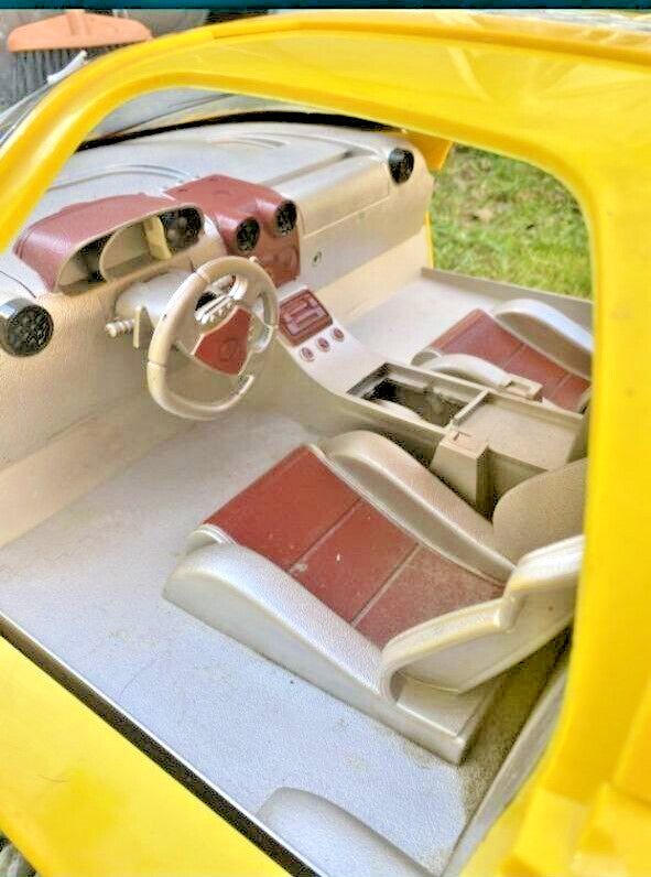 Toy racing car cockpit with two-tone seats and steering wheel – detail 12