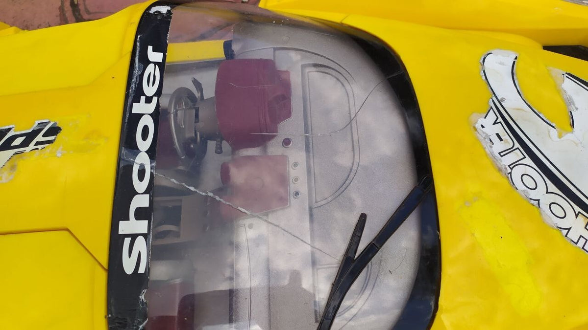 Toy racing car cockpit with two-tone seats and steering wheel – detail 15