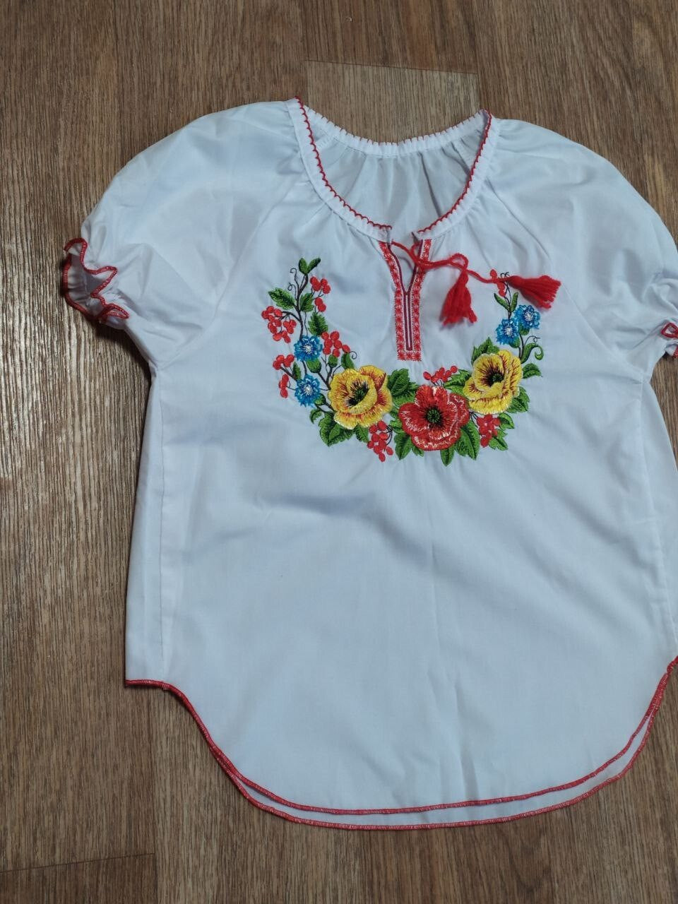 Puffed short sleeves and red trim on the vyshyvanka for girls