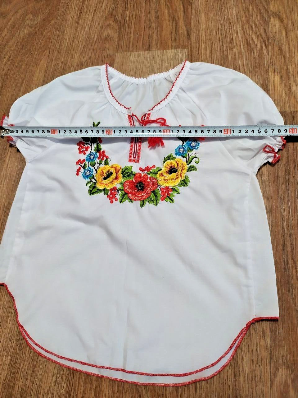 Puffed short sleeves and red trim on the vyshyvanka for girls – detail 6