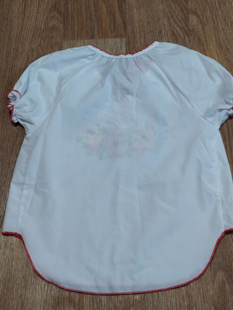 Puffed short sleeves and red trim on the vyshyvanka for girls – detail 9