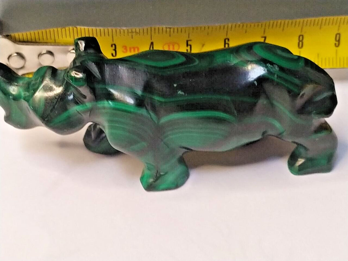 Green stone rhino figurine on a scale showing 106 g – detail 12