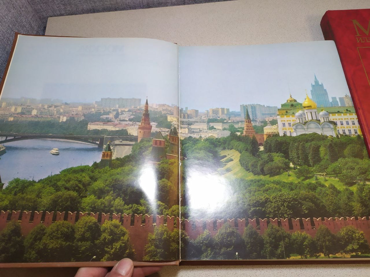 Russian vintage books on Moscow history, cover detail – detail 10