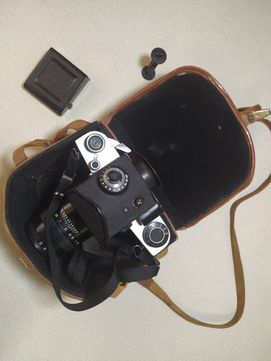 Kiev 6C camera set with neck strap and protective case – detail 16