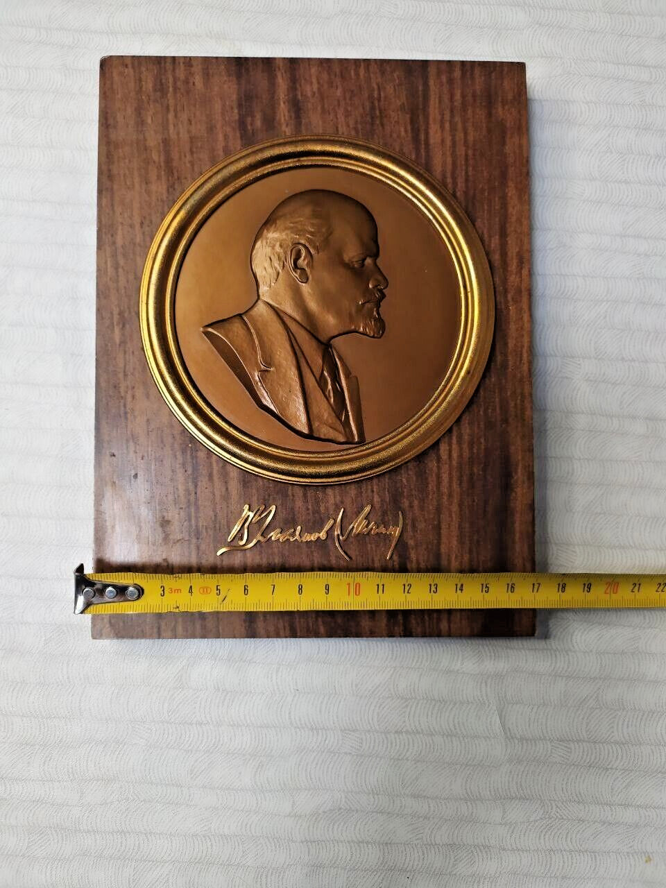 Soviet wall decor plaque showing edge wear on the base – detail 10