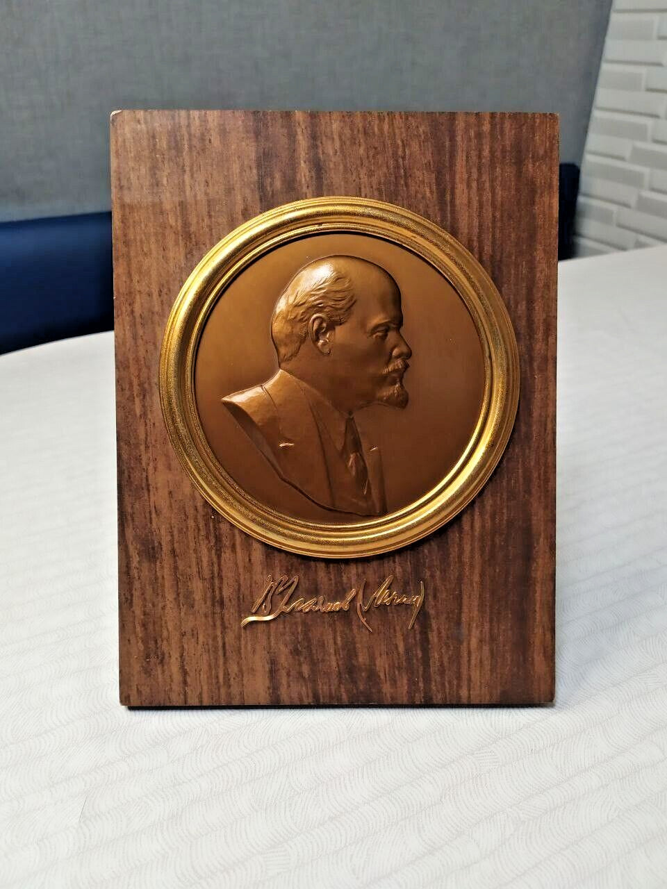 Back of the plaque with wall loop and wire desk stand – detail 6