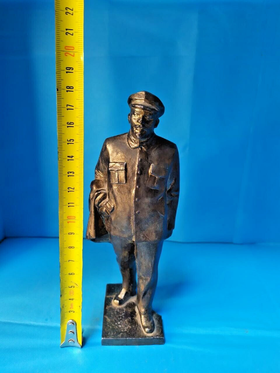 Vladimir Lenin silumin figurine in dark silvery-grey finish – detail 8