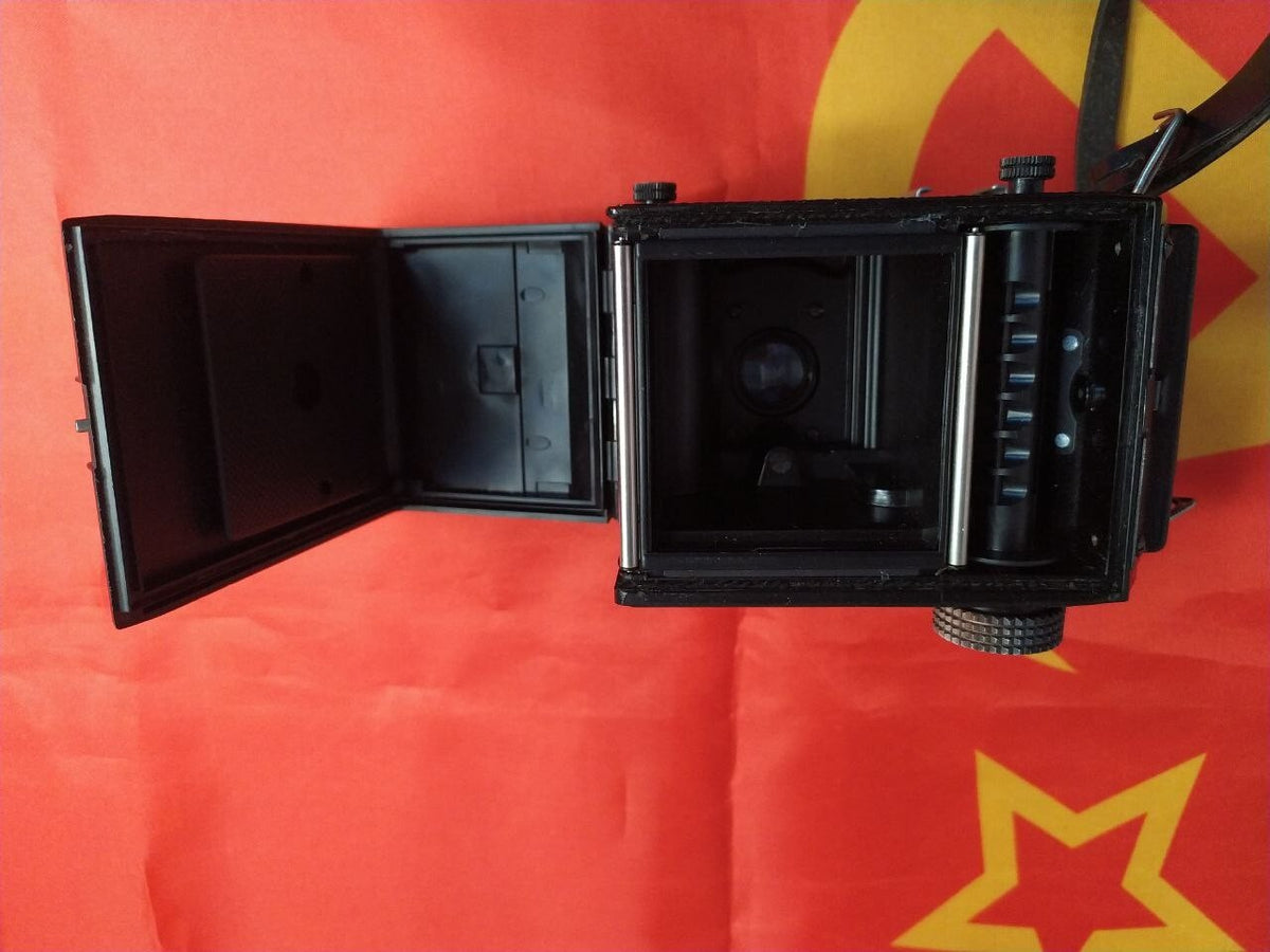 Soviet twin-lens reflex camera Lubitel 166B with Latin lettering, export version – detail 17