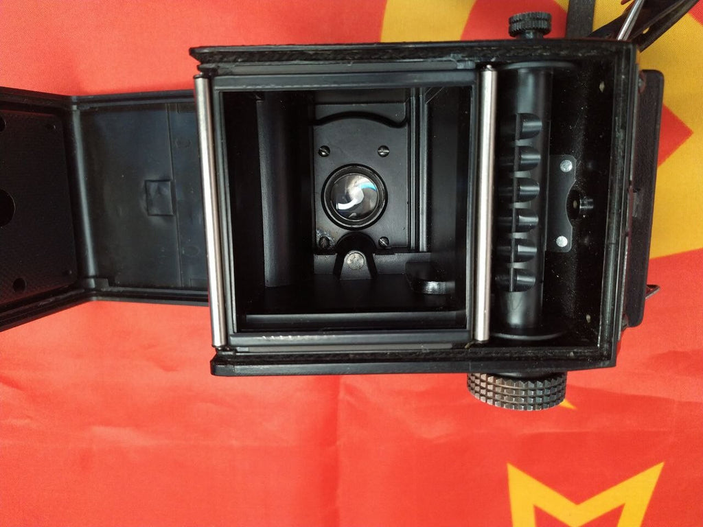 LOMO Lubitel 166B waist-level viewfinder open on a 120 film TLR – detail 18