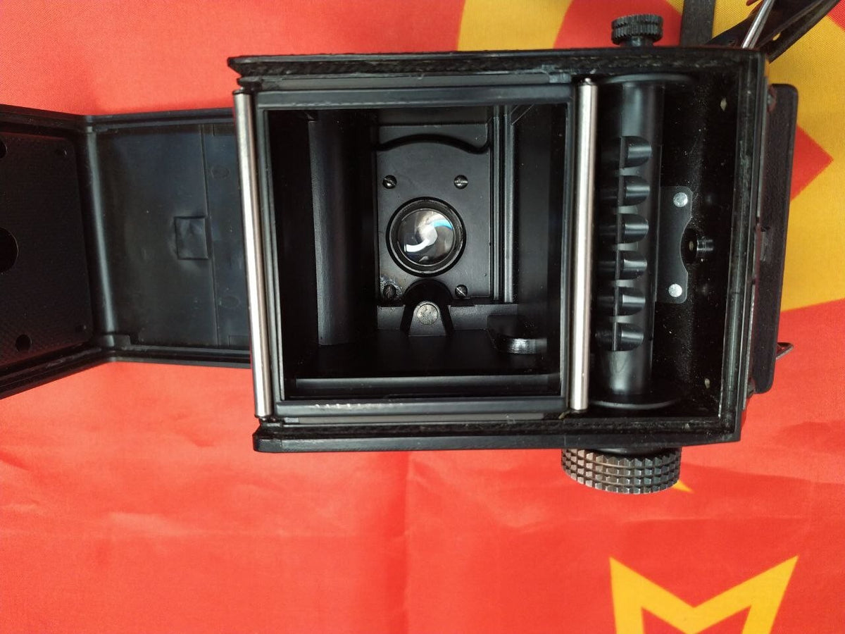 LOMO Lubitel 166B waist-level viewfinder open on a 120 film TLR – detail 18