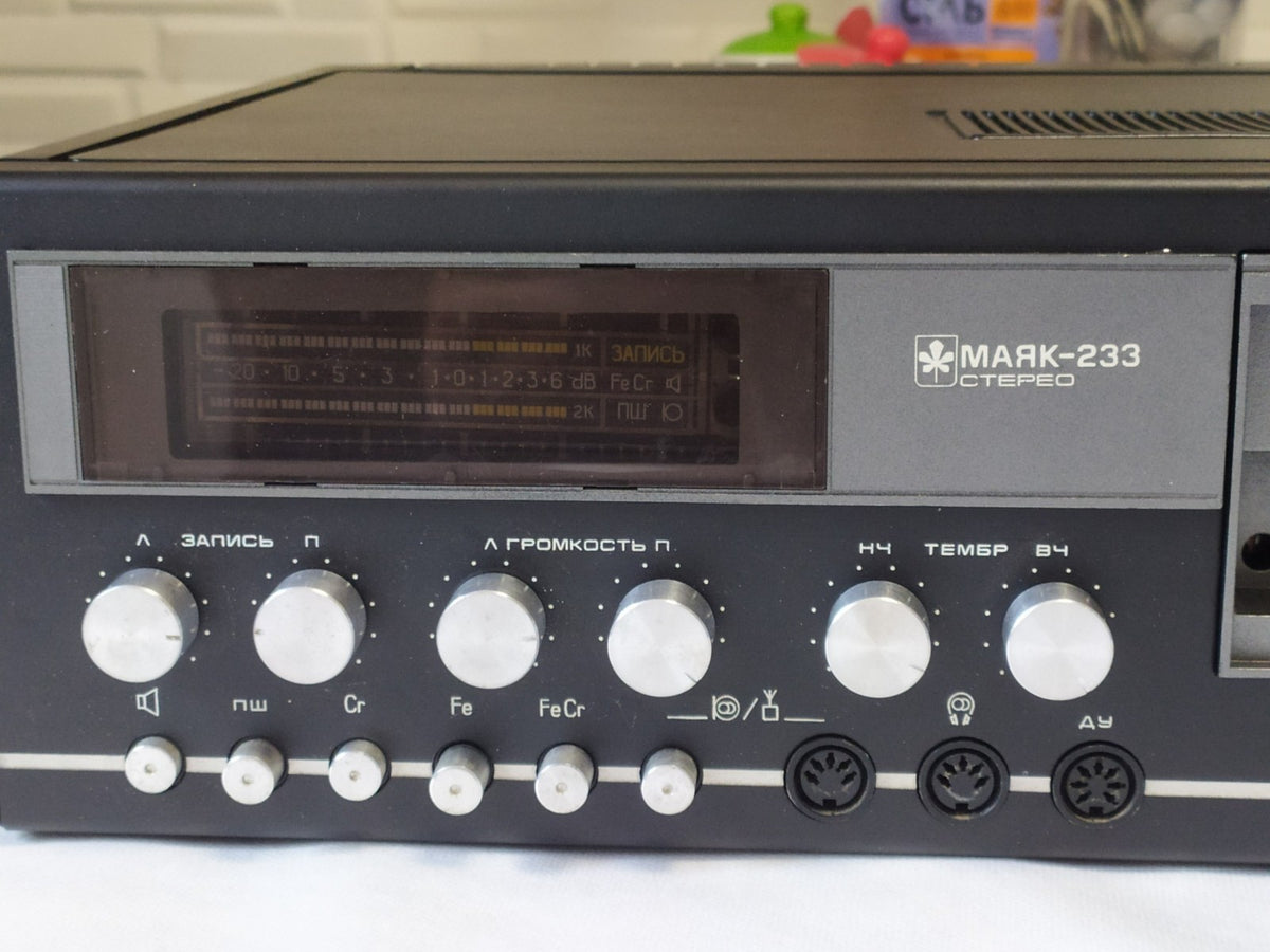 Mayak-233 stereo deck front panel with green fluorescent level display – detail 8