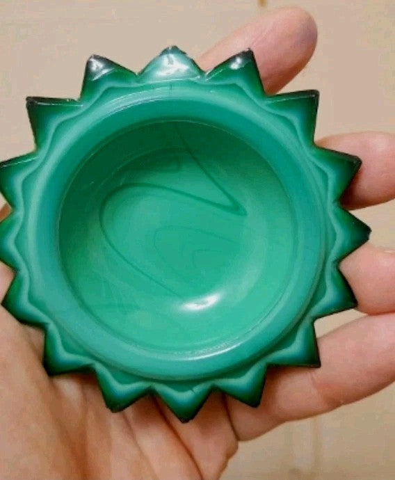 Green slag glass box lid with 16-point starburst pattern – detail 5