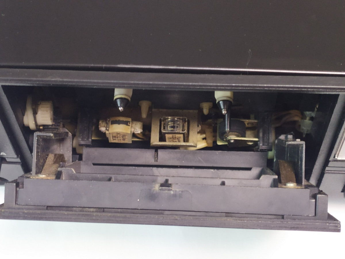 Mayak USSR tape recorder with built-in amplifier, three-quarter view – detail 10