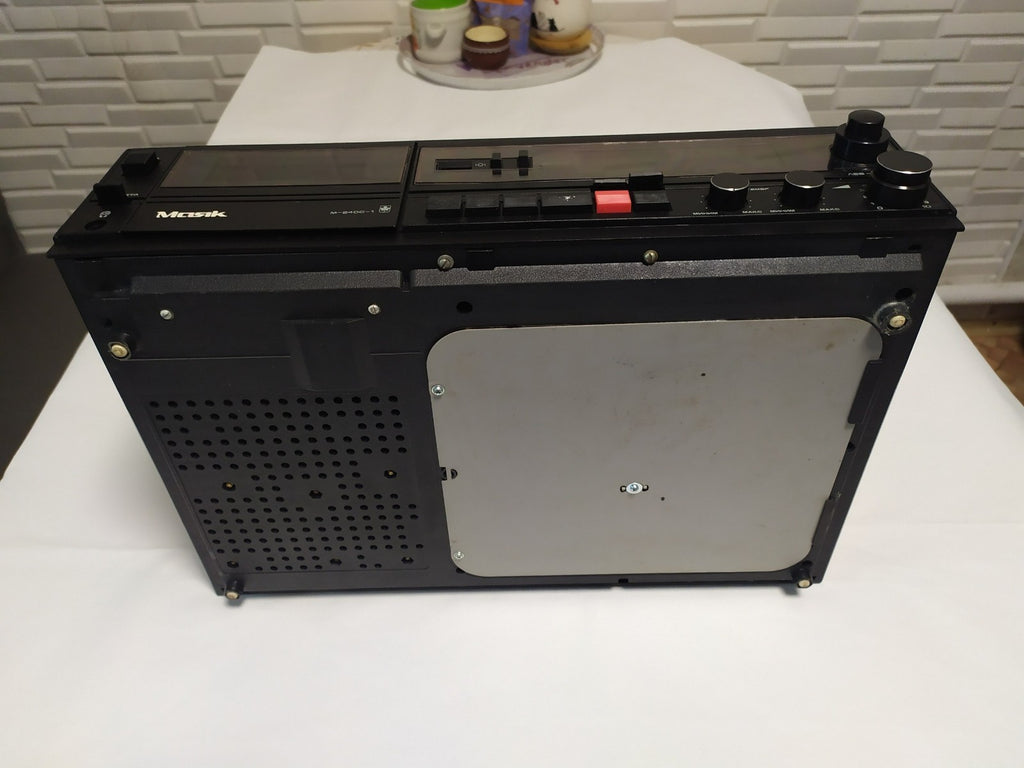Front panel of the Mayak M-240C-1 with knobs and level meters – detail 11
