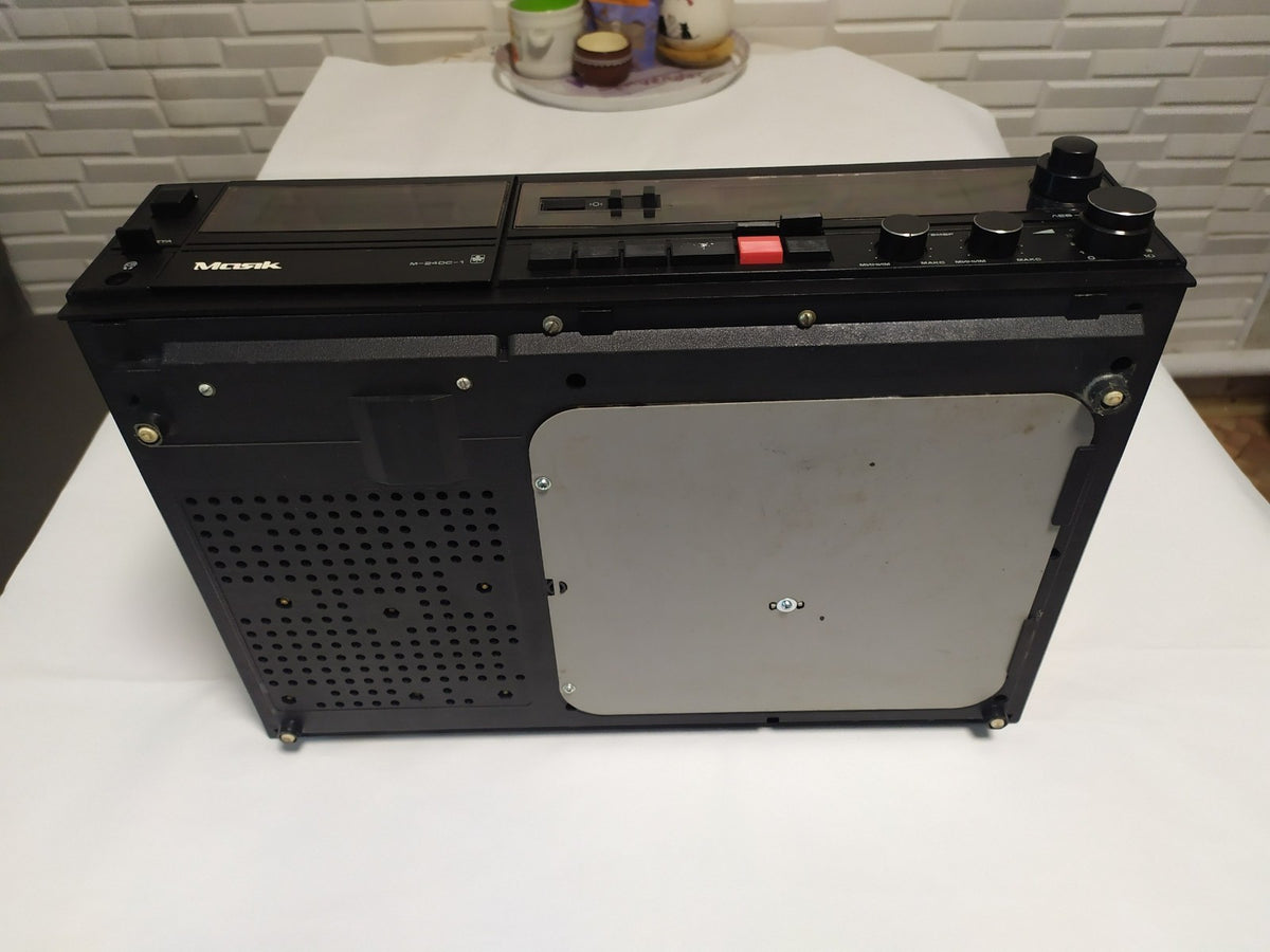 Front panel of the Mayak M-240C-1 with knobs and level meters – detail 11