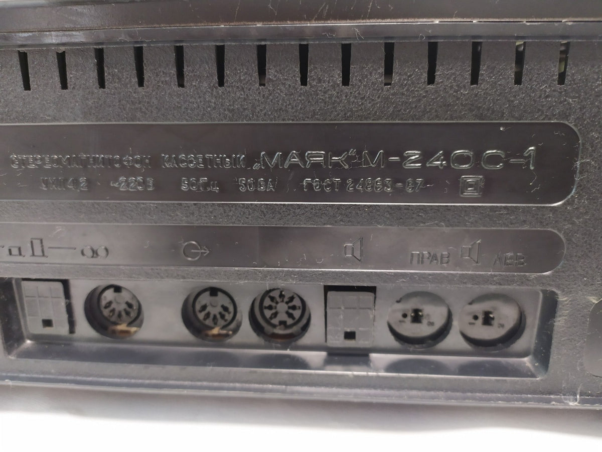 Mayak USSR tape recorder with built-in amplifier, three-quarter view – detail 13