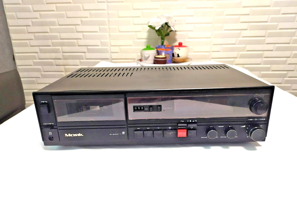 Front panel of the Mayak M-240C-1 with knobs and level meters