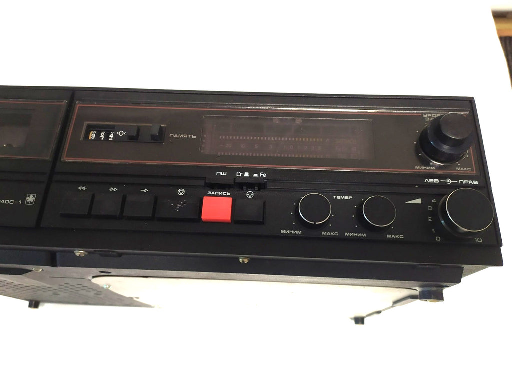 Mayak USSR tape recorder with built-in amplifier, three-quarter view – detail 7