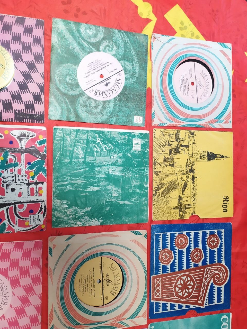 Melodiya records lot of 12 Soviet 7-inch EPs in illustrated paper sleeves