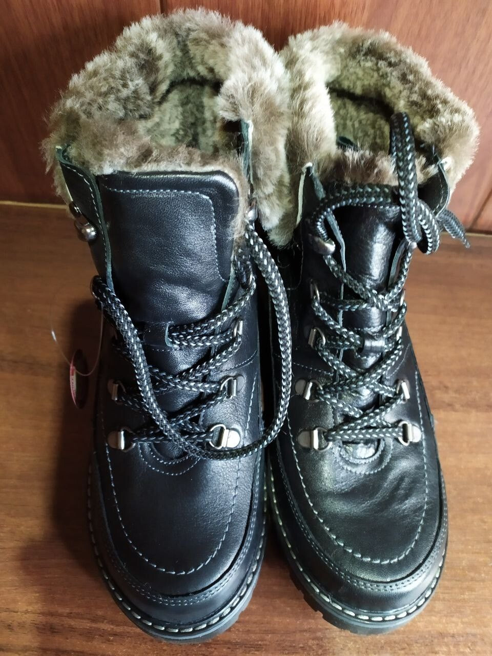 Fur lined leather winter boots with deep tread Travel Shoes outsole