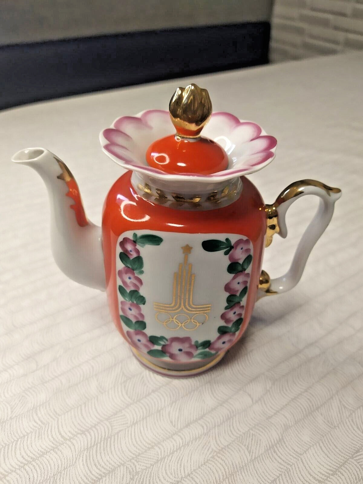 Soviet porcelain teapot back side with gold Spasskaya Tower and MOSCOW 80 text