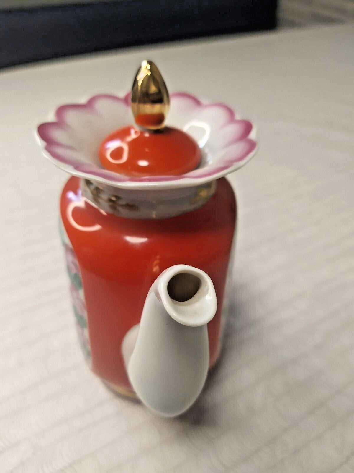 Olympic Games 1980 teapot lid with scalloped flower rim and gold bud finial