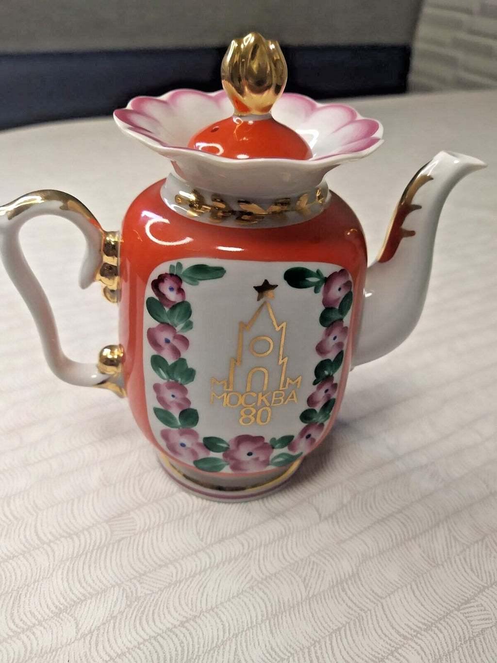 Slavyansk Ceramic Factory mark on the bottom of a Soviet Olympic teapot