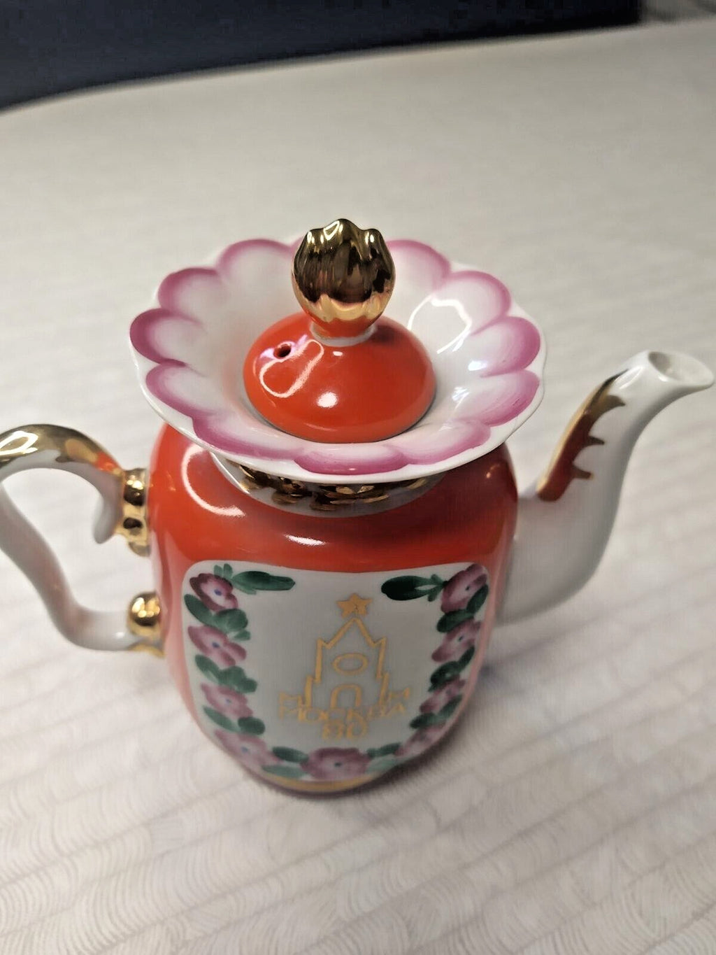 Soviet porcelain teapot back side with gold Spasskaya Tower and MOSCOW 80 text – detail 5