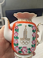 Olympic Games 1980 teapot lid with scalloped flower rim and gold bud finial – detail 9
