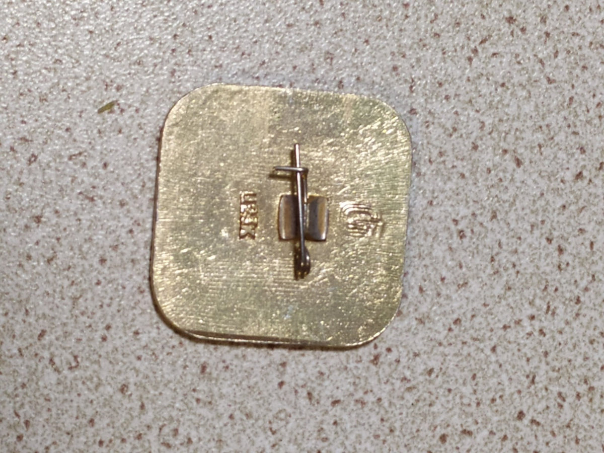 Soviet Olympic pin with gymnast on the bar – detail 5