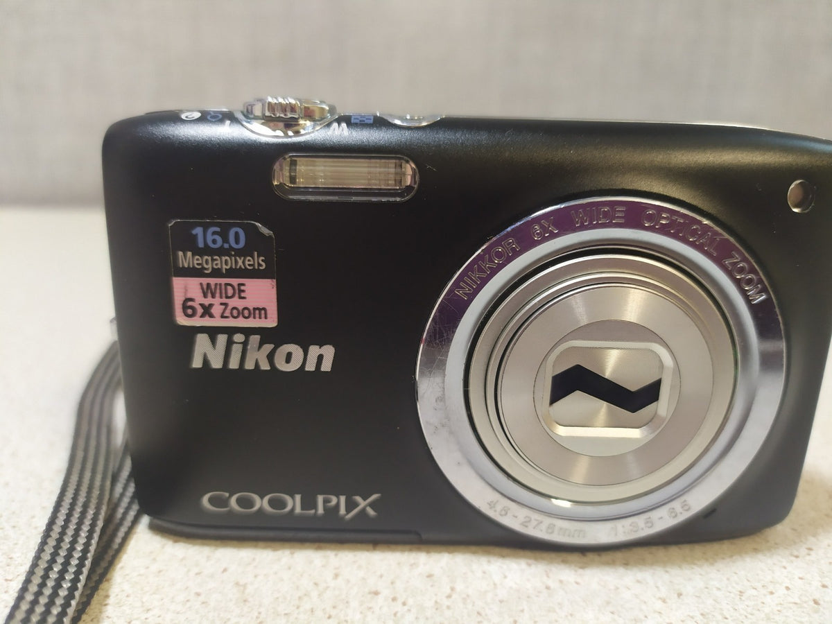 Nikon Coolpix S2700 with original red Nikon protective case