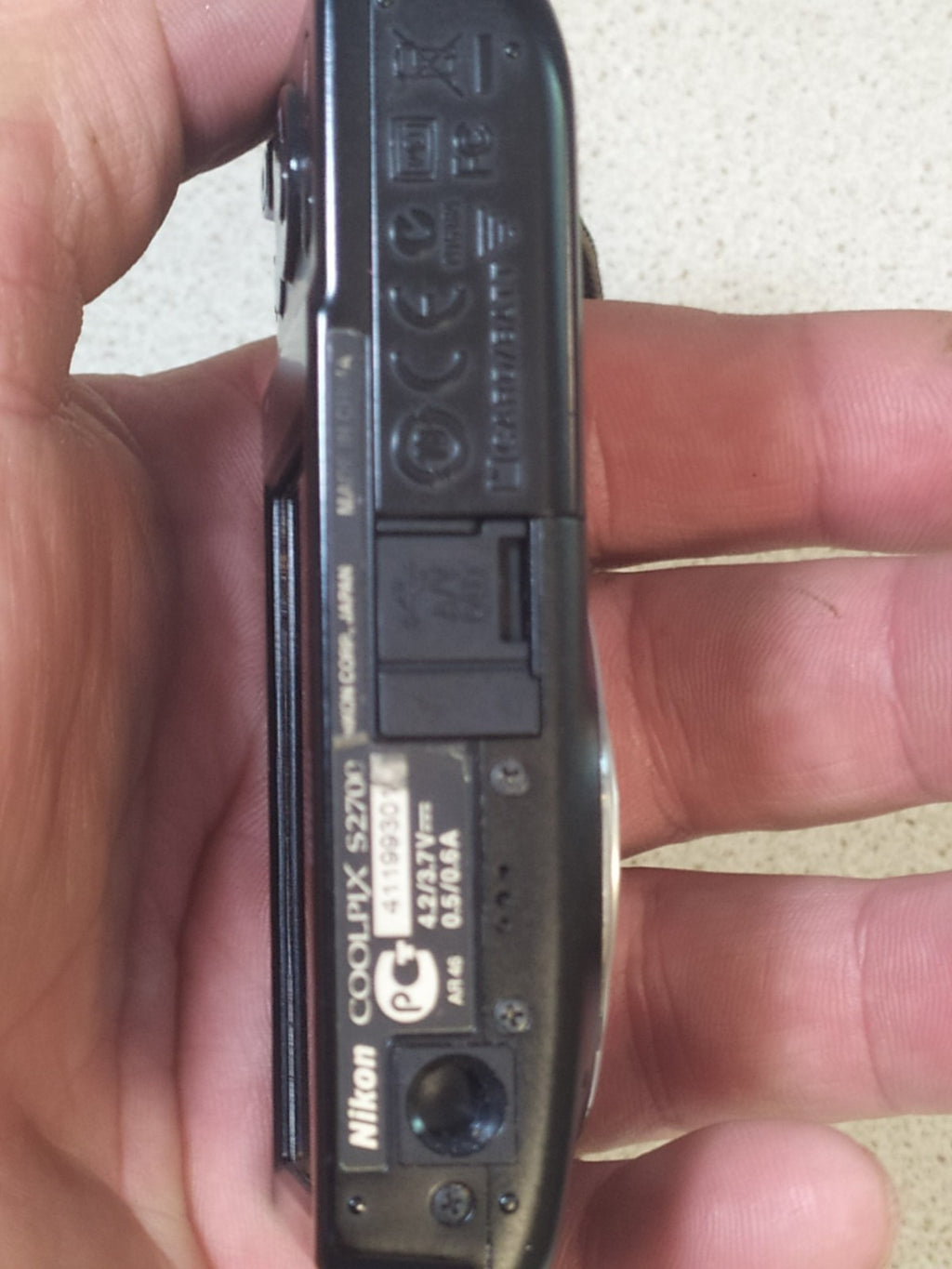 Nikon Coolpix S2700 with original red Nikon protective case – detail 5