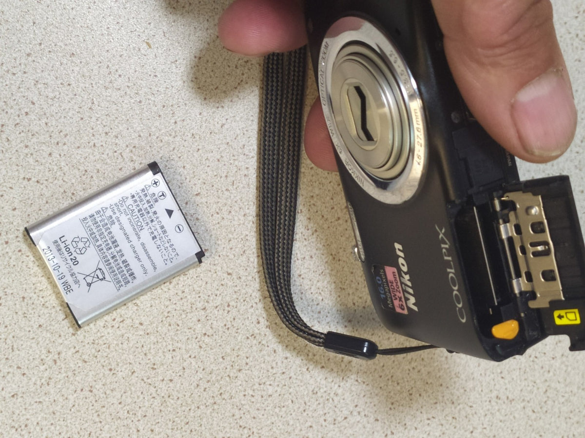 Light scratches around the lens frame of the Nikon compact camera – detail 9