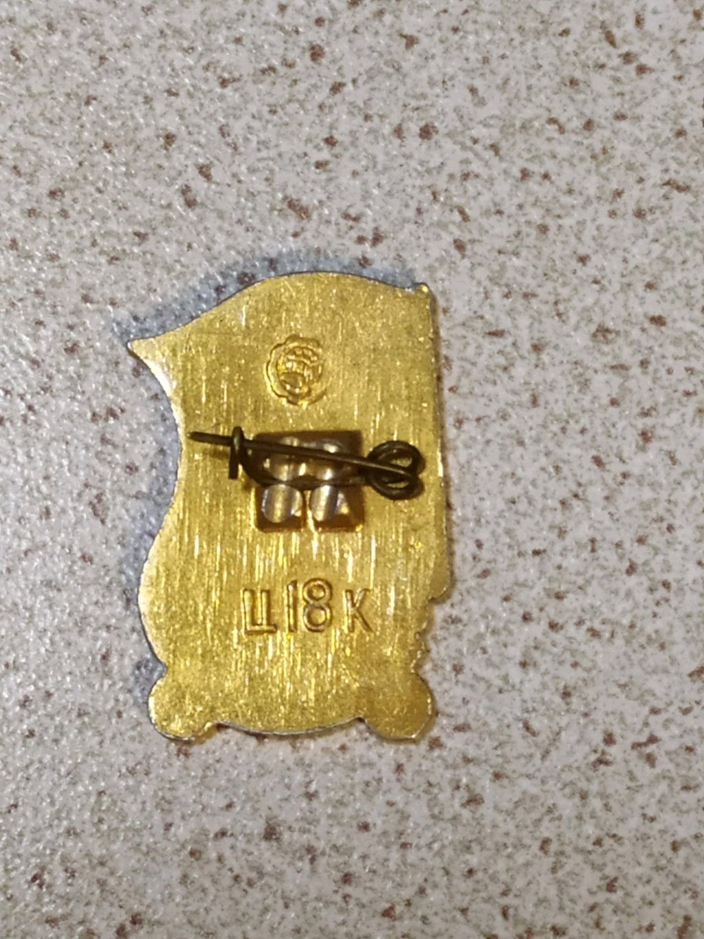 Soviet enamel pin showing hammer and sickle with the date 1917 – detail 5