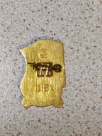 Soviet enamel pin showing hammer and sickle with the date 1917 – detail 5