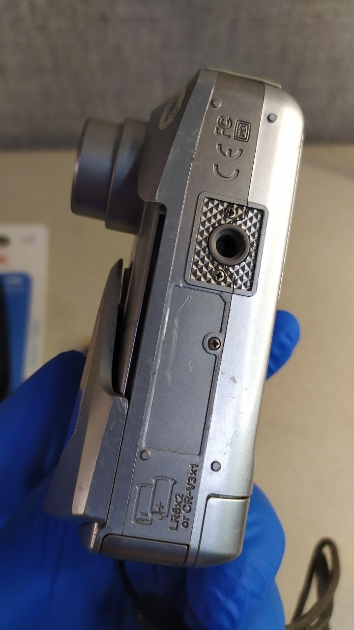 Y2K point-and-shoot camera LCD screen working – detail 12